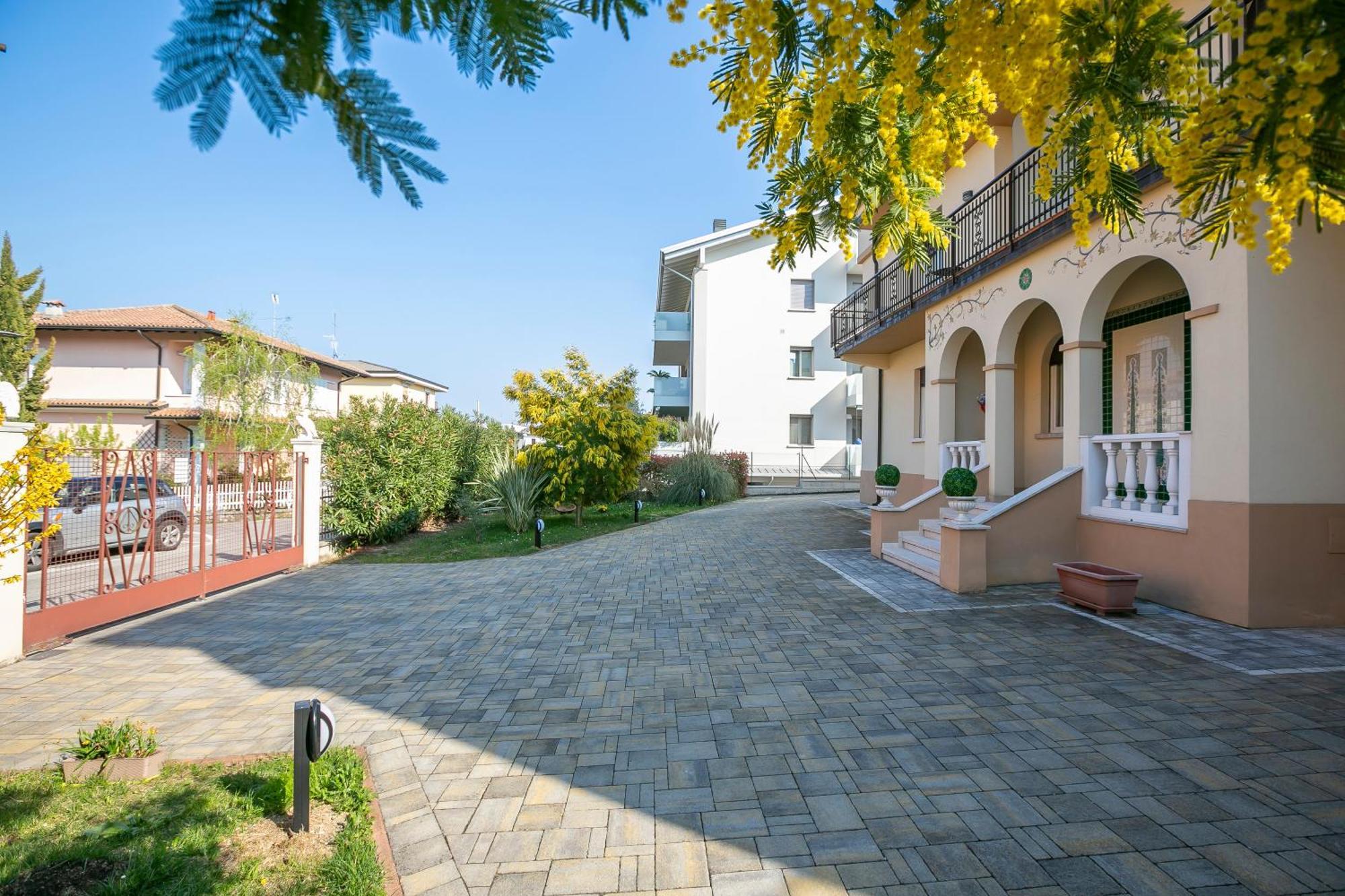 Villa Mimosa - Appartamento 1 - Happy Rentals Десенцано дел Гарда Екстериор снимка